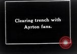 Standbild britische Soldaten mit Ayrton fans Frankreich, 1918, aus Sekunde 3 historischem Filmmaterial Videoclip 65675027270