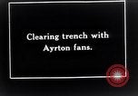 Standbild britische Soldaten mit Ayrton fans Frankreich, 1918, aus Sekunde 4 historischem Filmmaterial Videoclip 65675027270