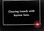 Standbild britische Soldaten mit Ayrton fans Frankreich, 1918, aus Sekunde 5 historischem Filmmaterial Videoclip 65675027270