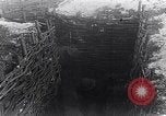 Standbild britische Soldaten mit Ayrton fans Frankreich, 1918, aus Sekunde 13 historischem Filmmaterial Videoclip 65675027270