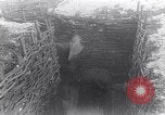 Standbild britische Soldaten mit Ayrton fans Frankreich, 1918, aus Sekunde 17 historischem Filmmaterial Videoclip 65675027270