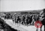 Image soldats français occupent des tranchées Bois Carre France, 1916, de la seconde 28 séquences d'archives historiques vidéo 65675027335