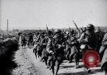 Image soldats français occupent des tranchées Bois Carre France, 1916, de la seconde 32 séquences d'archives historiques vidéo 65675027335