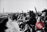 Image soldats français occupent des tranchées Bois Carre France, 1916, de la seconde 35 séquences d'archives historiques vidéo 65675027335