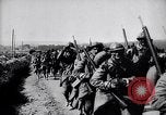 Image soldats français occupent des tranchées Bois Carre France, 1916, de la seconde 37 séquences d'archives historiques vidéo 65675027335