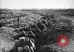 Image soldats français occupent des tranchées Bois Carre France, 1916, de la seconde 56 séquences d'archives historiques vidéo 65675027335
