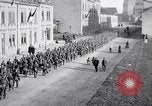 Immagine di Truppe tedesche ritirare Aumetz Francia, 1918, secondo 52 filmato di repertorio 65675027348
