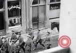 Standbild deutsche Soldaten Aumetz Frankreich, 1918, aus Sekunde 52 historischem Filmmaterial Videoclip 65675027352