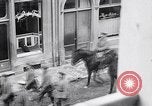 Standbild deutsche Soldaten Aumetz Frankreich, 1918, aus Sekunde 53 historischem Filmmaterial Videoclip 65675027352