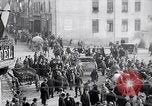 Standbild deutsche Soldaten fahren Aumetz Frankreich, 1918, aus Sekunde 1 historischem Filmmaterial Videoclip 65675027353