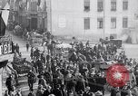 Standbild deutsche Soldaten fahren Aumetz Frankreich, 1918, aus Sekunde 15 historischem Filmmaterial Videoclip 65675027353