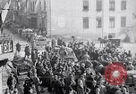 Standbild deutsche Soldaten fahren Aumetz Frankreich, 1918, aus Sekunde 31 historischem Filmmaterial Videoclip 65675027353
