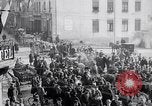 Standbild deutsche Soldaten fahren Aumetz Frankreich, 1918, aus Sekunde 39 historischem Filmmaterial Videoclip 65675027353