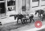 Standbild deutsche Soldaten fahren Aumetz Frankreich, 1918, aus Sekunde 57 historischem Filmmaterial Videoclip 65675027353