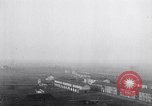 Standbild deutsche Truppen verlassen Aumetz Luxemburg, 1918, aus Sekunde 10 historischem Filmmaterial Videoclip 65675027359