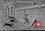 Standbild französischen Soldaten mit Hund Frankreich, 1914, aus Sekunde 12 historischem Filmmaterial Videoclip 65675027374
