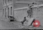 Standbild französischen Soldaten mit Hund Frankreich, 1914, aus Sekunde 13 historischem Filmmaterial Videoclip 65675027374
