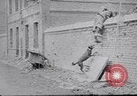 Standbild französischen Soldaten mit Hund Frankreich, 1914, aus Sekunde 14 historischem Filmmaterial Videoclip 65675027374