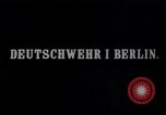 Standbild Deutsche Armee verteilt Lebensmittel zu Jugend in Ersten Weltkrieg Berlin Deutschland, 1914, aus Sekunde 1 historischem Filmmaterial Videoclip 65675027378