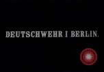 Standbild Deutsche Armee verteilt Lebensmittel zu Jugend in Ersten Weltkrieg Berlin Deutschland, 1914, aus Sekunde 4 historischem Filmmaterial Videoclip 65675027378