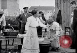 Standbild Deutsche Armee verteilt Lebensmittel zu Jugend in Ersten Weltkrieg Berlin Deutschland, 1914, aus Sekunde 5 historischem Filmmaterial Videoclip 65675027378