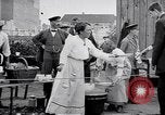 Standbild Deutsche Armee verteilt Lebensmittel zu Jugend in Ersten Weltkrieg Berlin Deutschland, 1914, aus Sekunde 6 historischem Filmmaterial Videoclip 65675027378