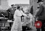 Standbild Deutsche Armee verteilt Lebensmittel zu Jugend in Ersten Weltkrieg Berlin Deutschland, 1914, aus Sekunde 7 historischem Filmmaterial Videoclip 65675027378