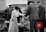 Standbild Deutsche Armee verteilt Lebensmittel zu Jugend in Ersten Weltkrieg Berlin Deutschland, 1914, aus Sekunde 8 historischem Filmmaterial Videoclip 65675027378