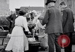 Standbild Deutsche Armee verteilt Lebensmittel zu Jugend in Ersten Weltkrieg Berlin Deutschland, 1914, aus Sekunde 9 historischem Filmmaterial Videoclip 65675027378