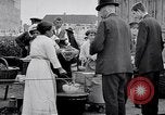 Standbild Deutsche Armee verteilt Lebensmittel zu Jugend in Ersten Weltkrieg Berlin Deutschland, 1914, aus Sekunde 10 historischem Filmmaterial Videoclip 65675027378