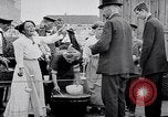 Standbild Deutsche Armee verteilt Lebensmittel zu Jugend in Ersten Weltkrieg Berlin Deutschland, 1914, aus Sekunde 11 historischem Filmmaterial Videoclip 65675027378