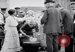 Standbild Deutsche Armee verteilt Lebensmittel zu Jugend in Ersten Weltkrieg Berlin Deutschland, 1914, aus Sekunde 12 historischem Filmmaterial Videoclip 65675027378