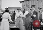 Standbild Deutsche Armee verteilt Lebensmittel zu Jugend in Ersten Weltkrieg Berlin Deutschland, 1914, aus Sekunde 13 historischem Filmmaterial Videoclip 65675027378