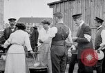 Standbild Deutsche Armee verteilt Lebensmittel zu Jugend in Ersten Weltkrieg Berlin Deutschland, 1914, aus Sekunde 14 historischem Filmmaterial Videoclip 65675027378