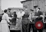 Standbild Deutsche Armee verteilt Lebensmittel zu Jugend in Ersten Weltkrieg Berlin Deutschland, 1914, aus Sekunde 15 historischem Filmmaterial Videoclip 65675027378