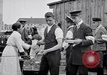 Standbild Deutsche Armee verteilt Lebensmittel zu Jugend in Ersten Weltkrieg Berlin Deutschland, 1914, aus Sekunde 16 historischem Filmmaterial Videoclip 65675027378