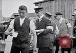 Standbild Deutsche Armee verteilt Lebensmittel zu Jugend in Ersten Weltkrieg Berlin Deutschland, 1914, aus Sekunde 17 historischem Filmmaterial Videoclip 65675027378