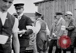 Standbild Deutsche Armee verteilt Lebensmittel zu Jugend in Ersten Weltkrieg Berlin Deutschland, 1914, aus Sekunde 18 historischem Filmmaterial Videoclip 65675027378