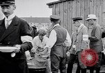 Standbild Deutsche Armee verteilt Lebensmittel zu Jugend in Ersten Weltkrieg Berlin Deutschland, 1914, aus Sekunde 19 historischem Filmmaterial Videoclip 65675027378