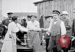 Standbild Deutsche Armee verteilt Lebensmittel zu Jugend in Ersten Weltkrieg Berlin Deutschland, 1914, aus Sekunde 20 historischem Filmmaterial Videoclip 65675027378