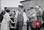 Standbild Deutsche Armee verteilt Lebensmittel zu Jugend in Ersten Weltkrieg Berlin Deutschland, 1914, aus Sekunde 21 historischem Filmmaterial Videoclip 65675027378