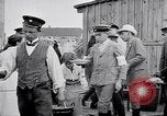 Standbild Deutsche Armee verteilt Lebensmittel zu Jugend in Ersten Weltkrieg Berlin Deutschland, 1914, aus Sekunde 22 historischem Filmmaterial Videoclip 65675027378