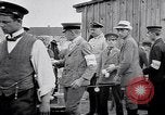 Standbild Deutsche Armee verteilt Lebensmittel zu Jugend in Ersten Weltkrieg Berlin Deutschland, 1914, aus Sekunde 23 historischem Filmmaterial Videoclip 65675027378
