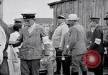 Standbild Deutsche Armee verteilt Lebensmittel zu Jugend in Ersten Weltkrieg Berlin Deutschland, 1914, aus Sekunde 24 historischem Filmmaterial Videoclip 65675027378
