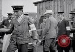 Standbild Deutsche Armee verteilt Lebensmittel zu Jugend in Ersten Weltkrieg Berlin Deutschland, 1914, aus Sekunde 25 historischem Filmmaterial Videoclip 65675027378