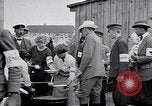 Standbild Deutsche Armee verteilt Lebensmittel zu Jugend in Ersten Weltkrieg Berlin Deutschland, 1914, aus Sekunde 26 historischem Filmmaterial Videoclip 65675027378