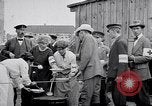 Standbild Deutsche Armee verteilt Lebensmittel zu Jugend in Ersten Weltkrieg Berlin Deutschland, 1914, aus Sekunde 27 historischem Filmmaterial Videoclip 65675027378