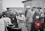 Standbild Deutsche Armee verteilt Lebensmittel zu Jugend in Ersten Weltkrieg Berlin Deutschland, 1914, aus Sekunde 29 historischem Filmmaterial Videoclip 65675027378