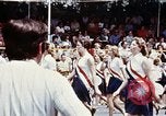 Standbild Jugend in Schärpen Washington DC USA, 1976, aus Sekunde 26 historischem Filmmaterial Videoclip 65675027403