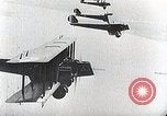 Standbild Wright Brothers frühen Segelflugzeuge United States USA, 1938, aus Sekunde 14 historischem Filmmaterial Videoclip 65675027431